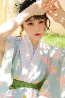露出全胸的视频